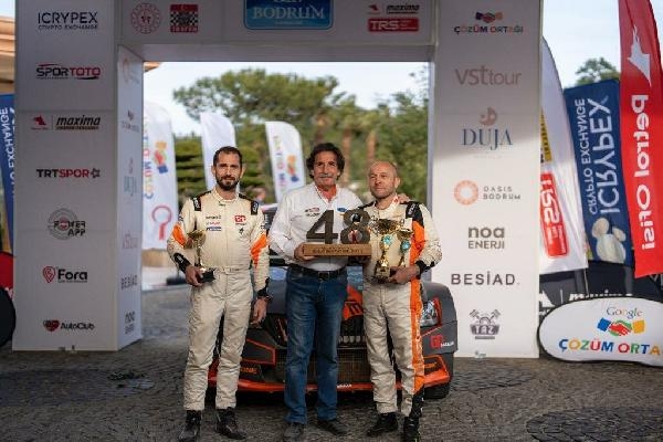 Ralli şampiyonasında depremzede çocuklar için bir kamyon oyuncak toplandı 