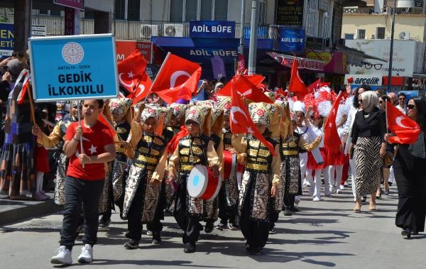 Serik'te 23 Nisan törenlerle kutlandı