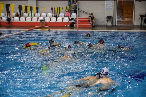 Sualtında ragbi ve hokey heyecanı