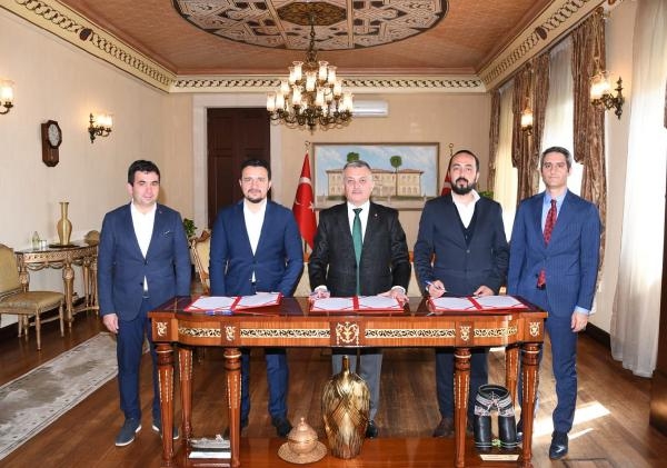 Valilikte hayırseverlerden çifte protokol