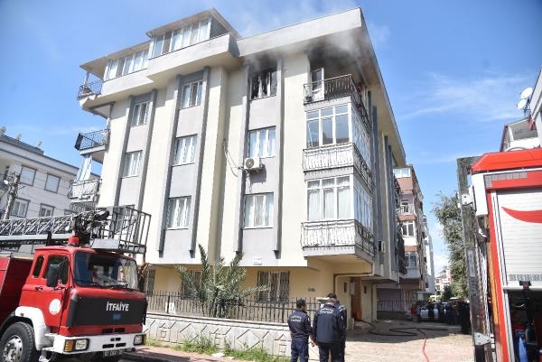 Yangın çıkan dairedeki 5 çocuğu dışarı çıkardı
