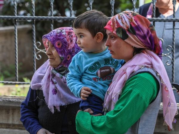 Yangın çıkan dairedeki 5 çocuğu dışarı çıkardı