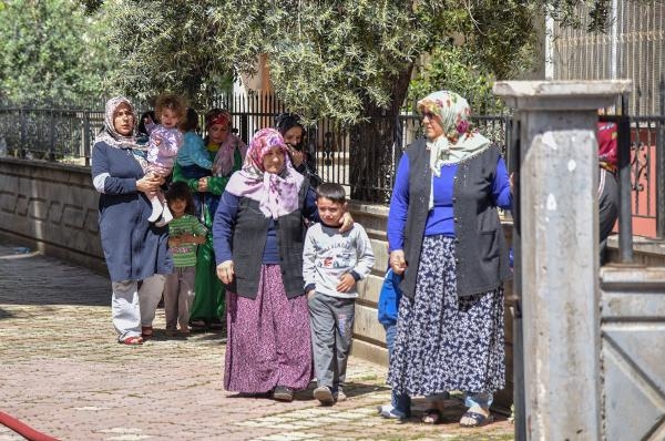Yangın çıkan dairedeki 5 çocuğu dışarı çıkardı