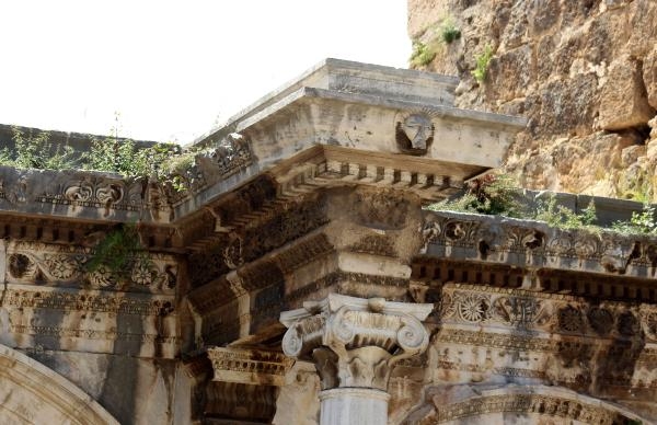 1893 yıllık Hadrianus Kapısı, bakımsızlıktan yeşerdi