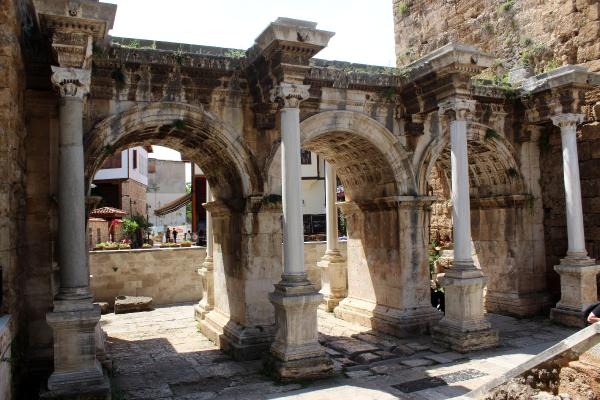 1893 yıllık Hadrianus Kapısı, bakımsızlıktan yeşerdi