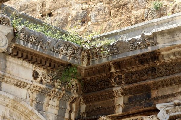 1893 yıllık Hadrianus Kapısı, bakımsızlıktan yeşerdi