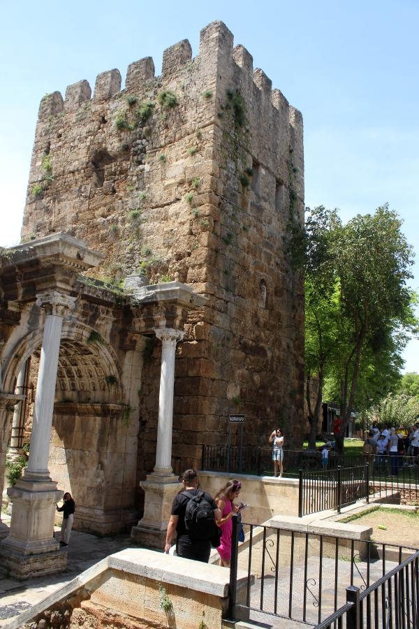 1893 yıllık Hadrianus Kapısı, bakımsızlıktan yeşerdi