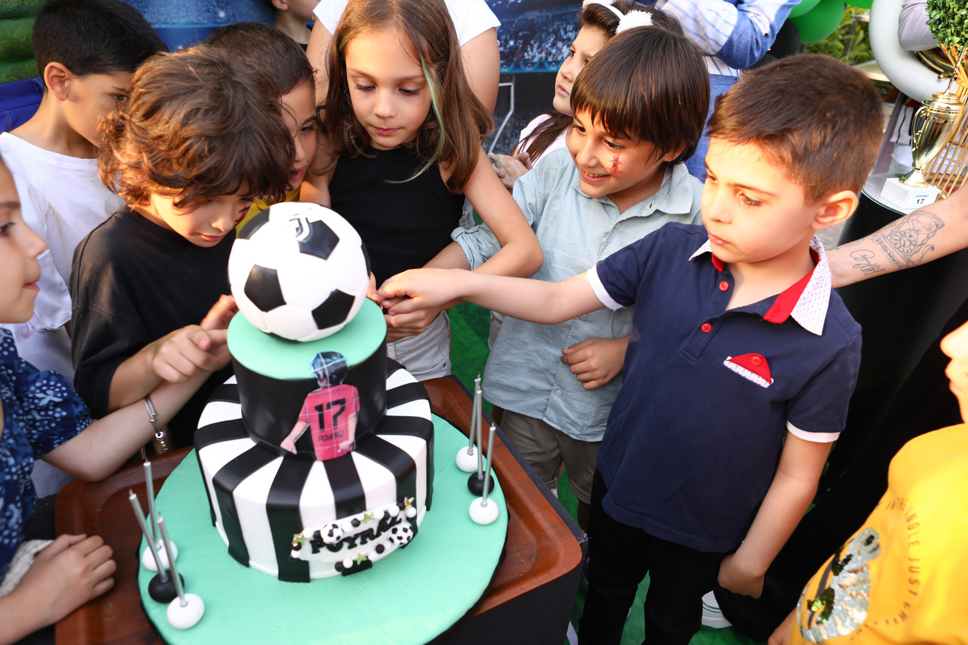 Poyraz’dan futbol temalı yeni yaş