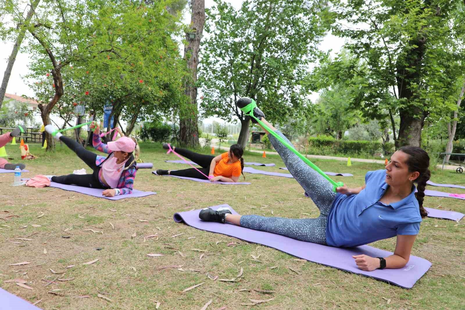 Anne ve çocuklar Zeytinpark'ta spor yaptı