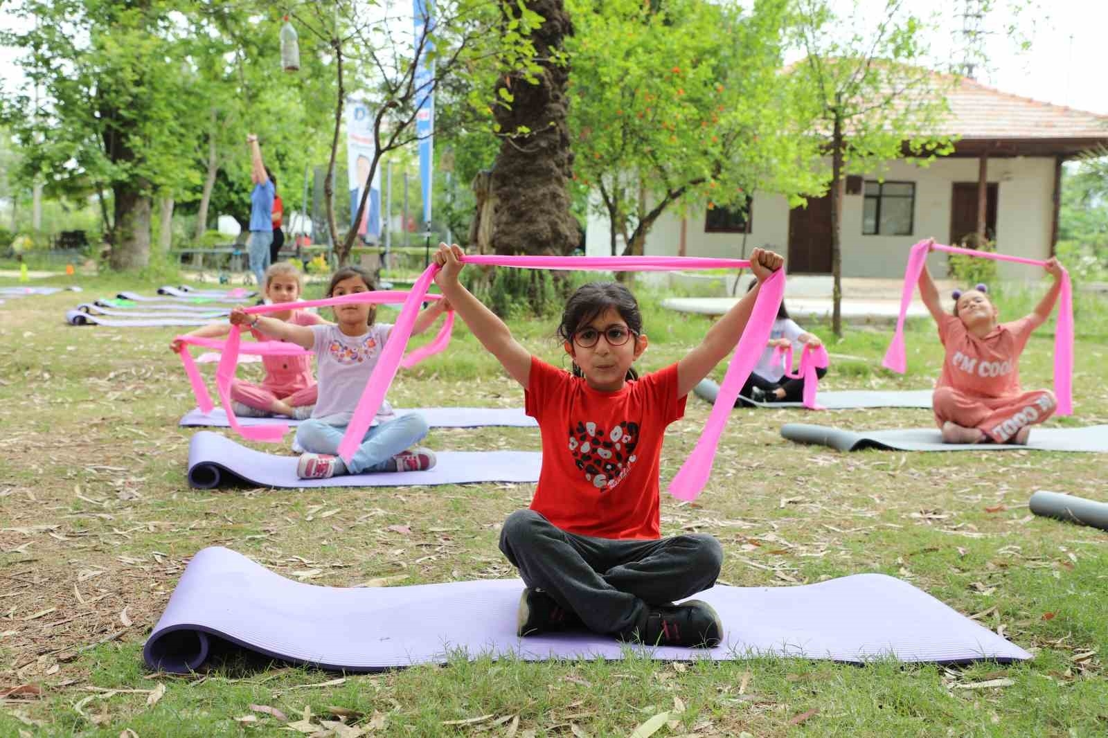 Anne ve çocuklar Zeytinpark'ta spor yaptı