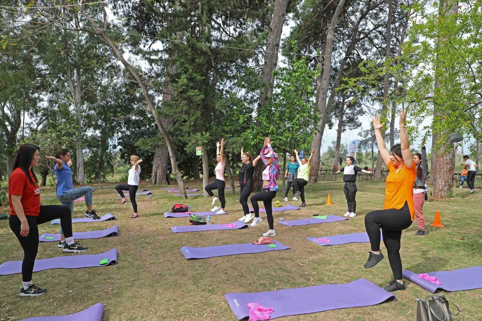 Anne ve çocuklar Zeytinpark'ta spor yaptı