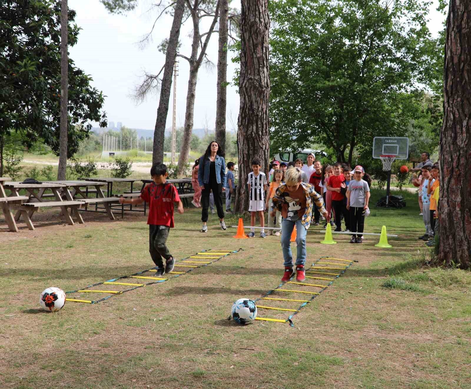 Anne ve çocuklar Zeytinpark'ta spor yaptı