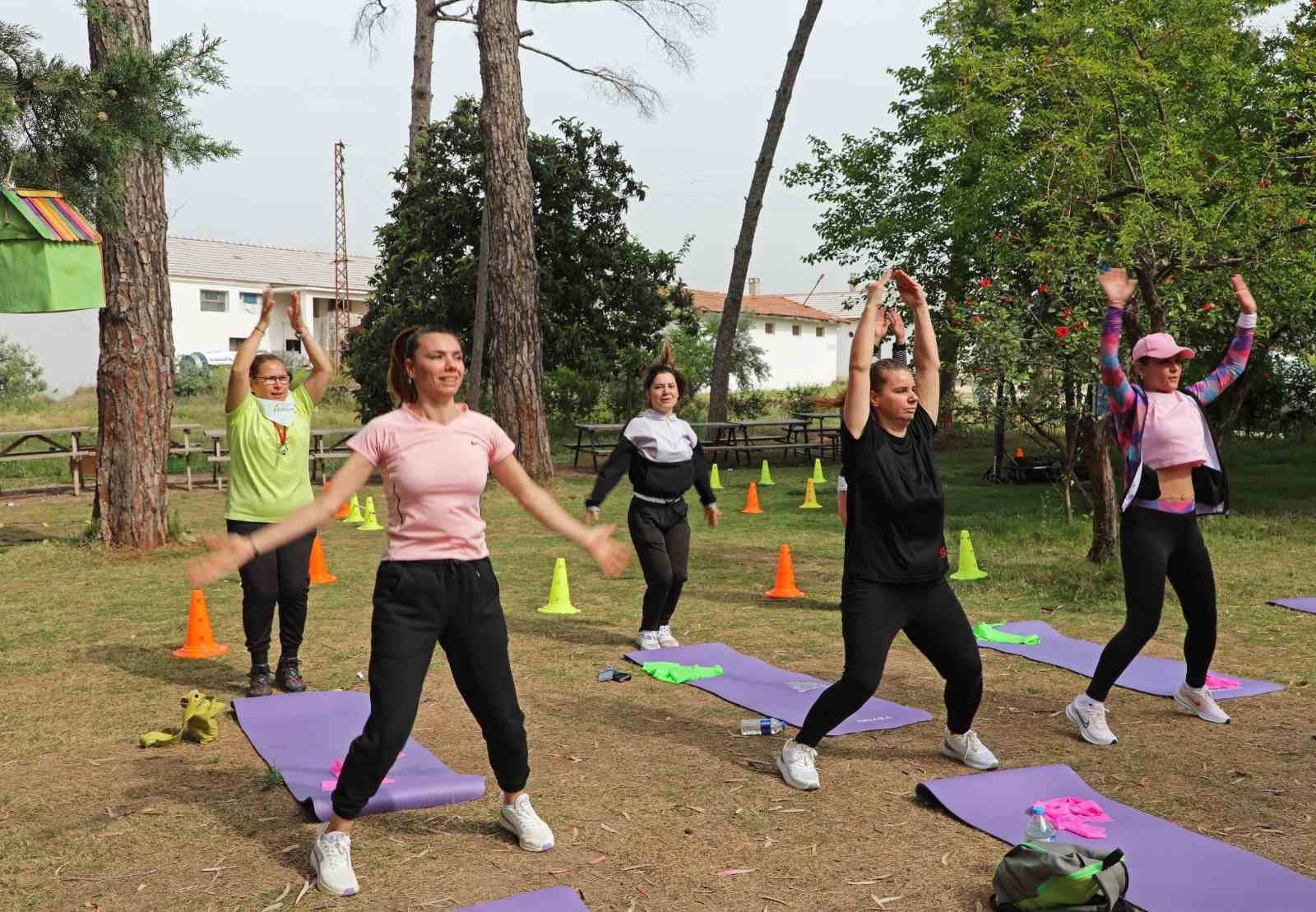 Anne ve çocuklar Zeytinpark'ta spor yaptı