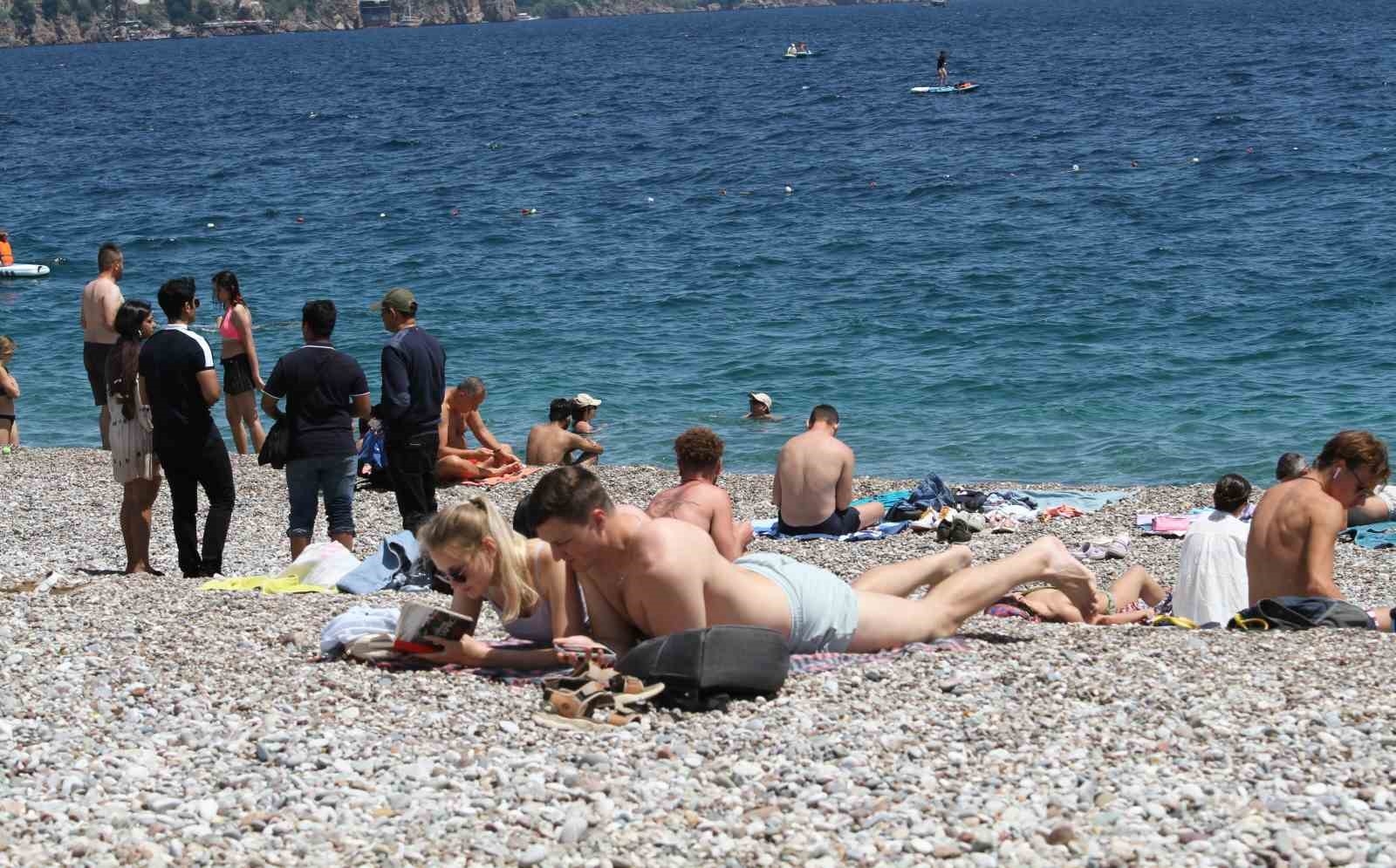 Antalya yine kıskandırdı ; Doğu'da karla mücadele, Antalya'da ise deniz keyfi