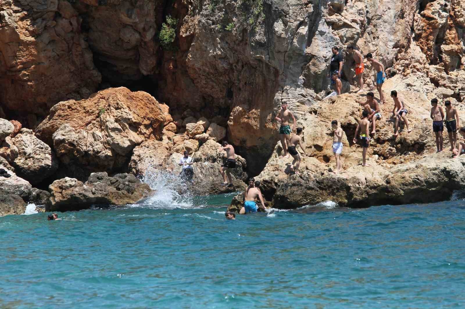 Antalya yine kıskandırdı ; Doğu'da karla mücadele, Antalya'da ise deniz keyfi