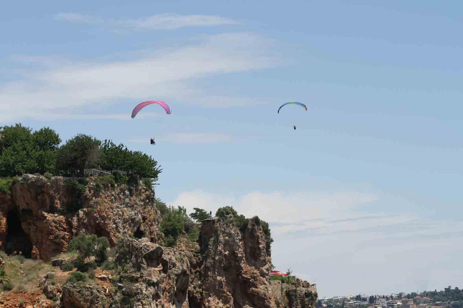 Antalya yine kıskandırdı ; Doğu'da karla mücadele, Antalya'da ise deniz keyfi