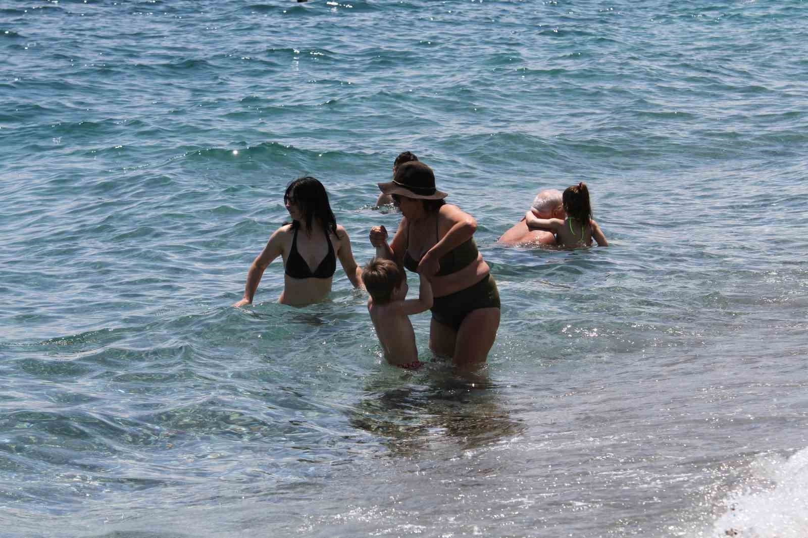 Antalya yine kıskandırdı ; Doğu'da karla mücadele, Antalya'da ise deniz keyfi