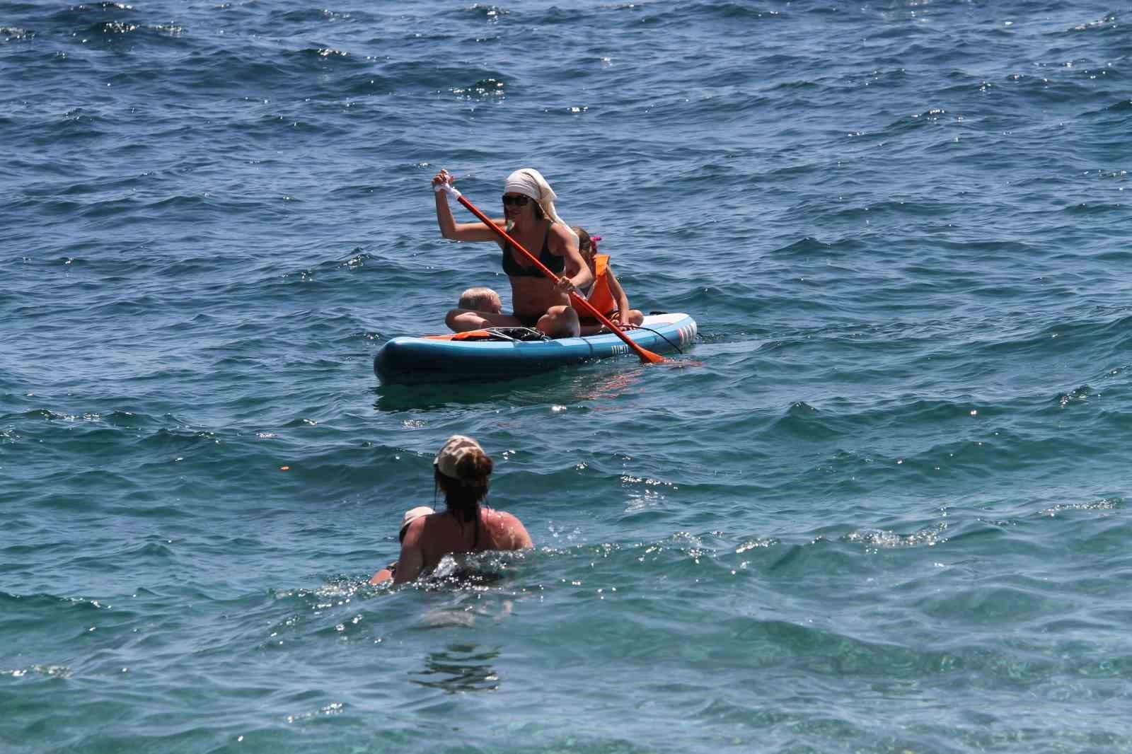 Antalya yine kıskandırdı ; Doğu'da karla mücadele, Antalya'da ise deniz keyfi