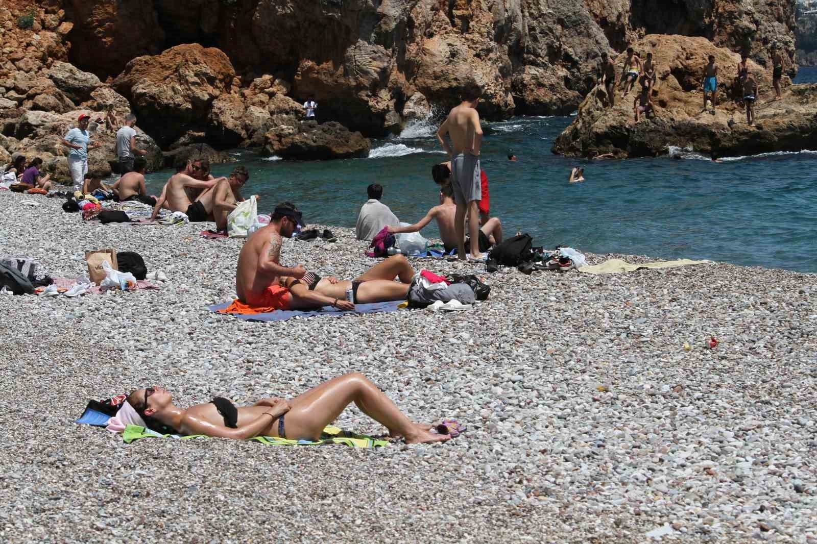 Antalya yine kıskandırdı ; Doğu'da karla mücadele, Antalya'da ise deniz keyfi