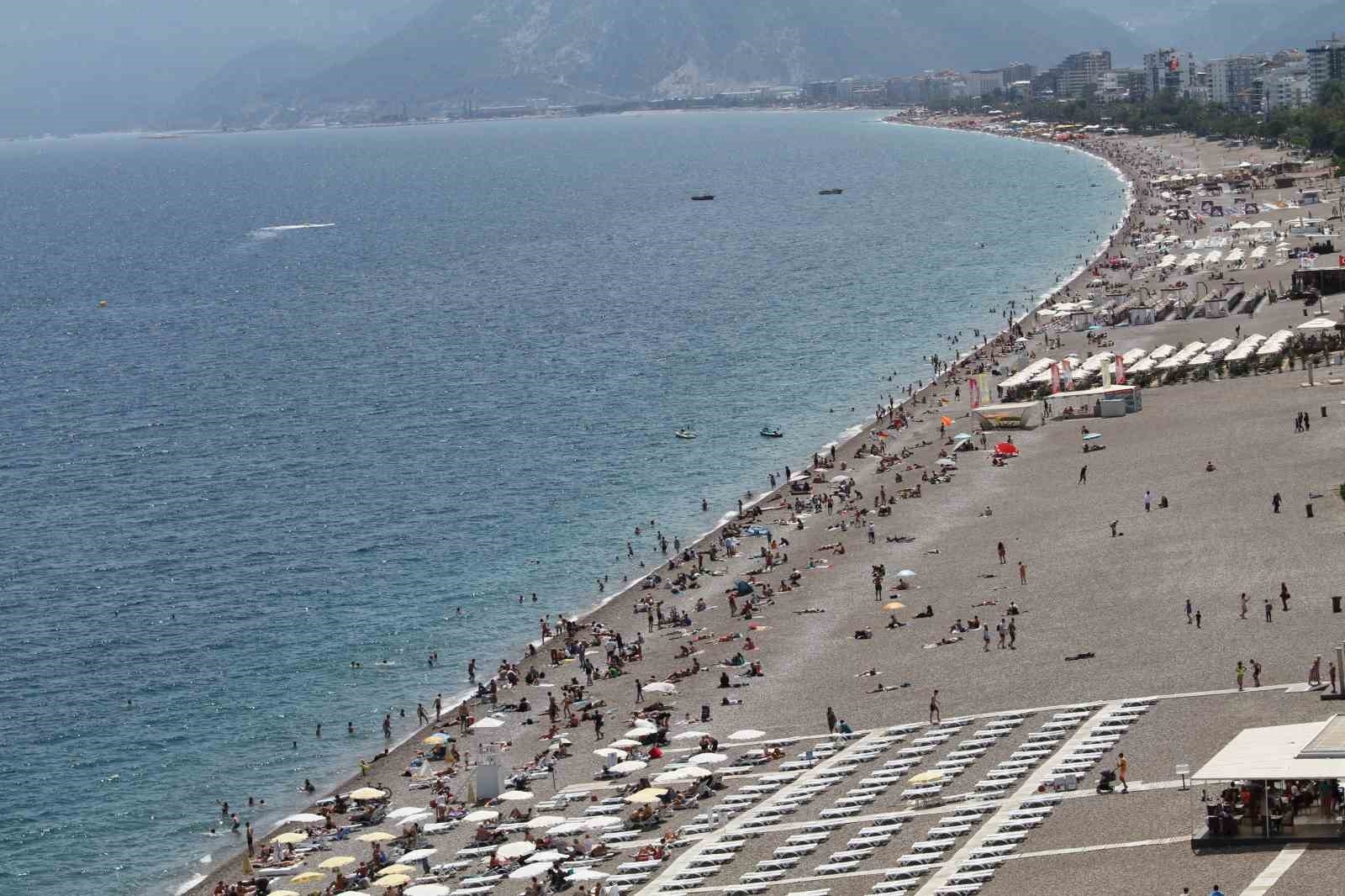 Antalya yine kıskandırdı ; Doğu'da karla mücadele, Antalya'da ise deniz keyfi