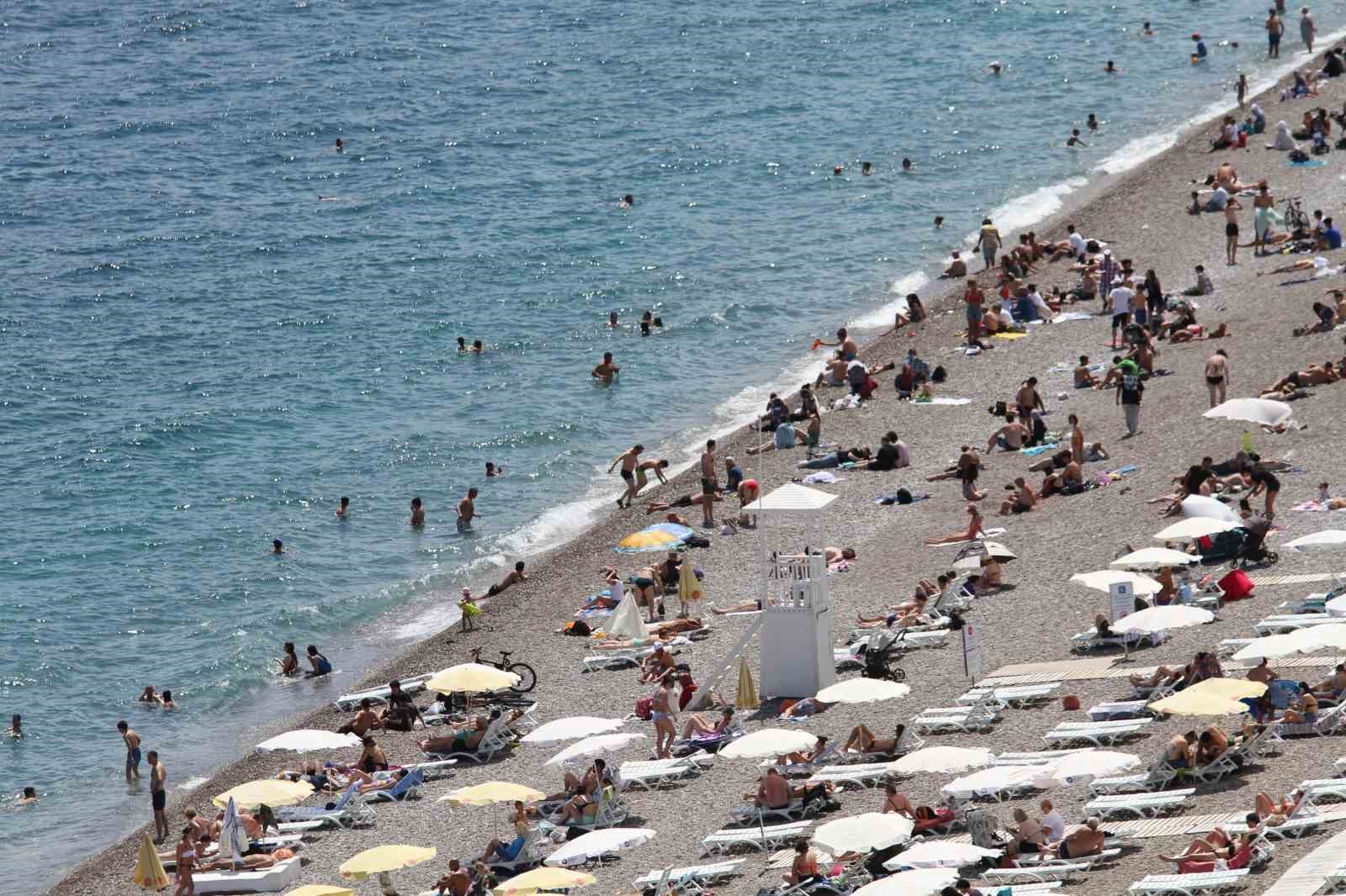 Antalya yine kıskandırdı ; Doğu'da karla mücadele, Antalya'da ise deniz keyfi