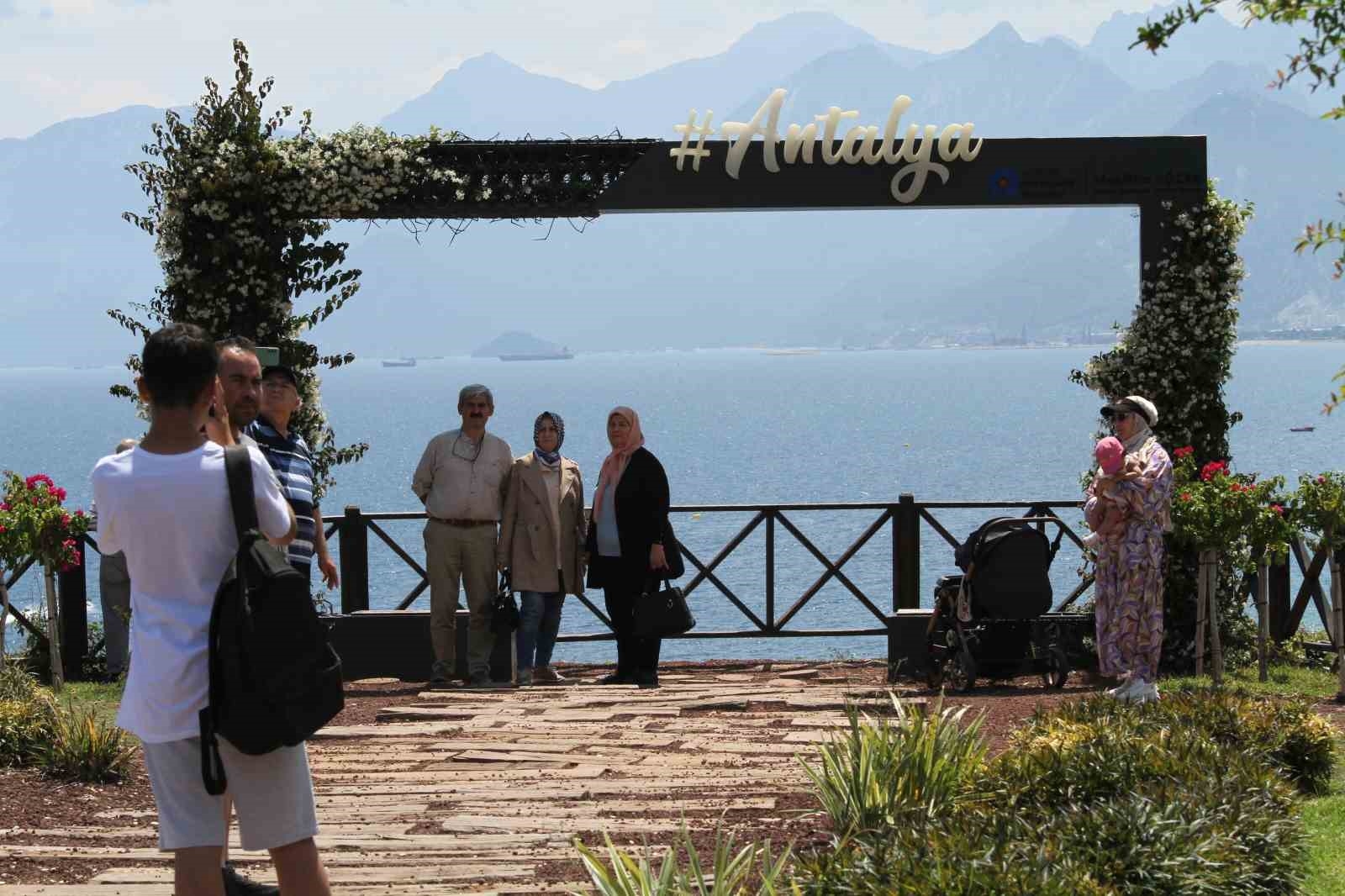 Antalya yine kıskandırdı ; Doğu'da karla mücadele, Antalya'da ise deniz keyfi