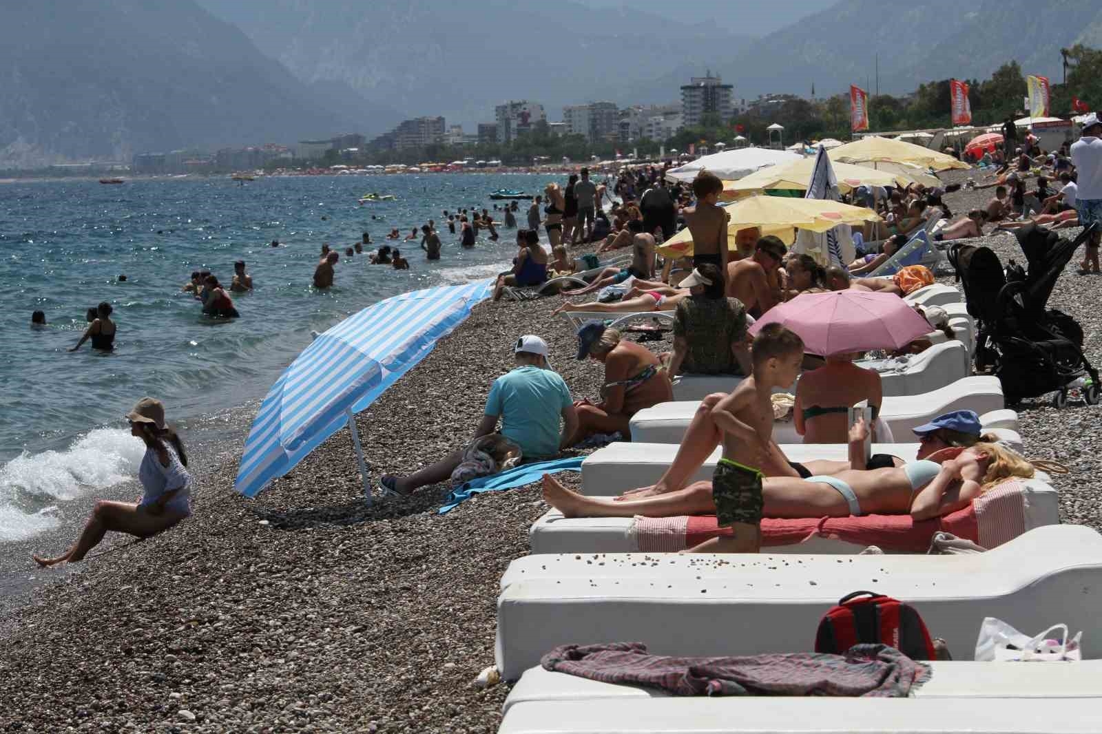 Antalya yine kıskandırdı ; Doğu'da karla mücadele, Antalya'da ise deniz keyfi