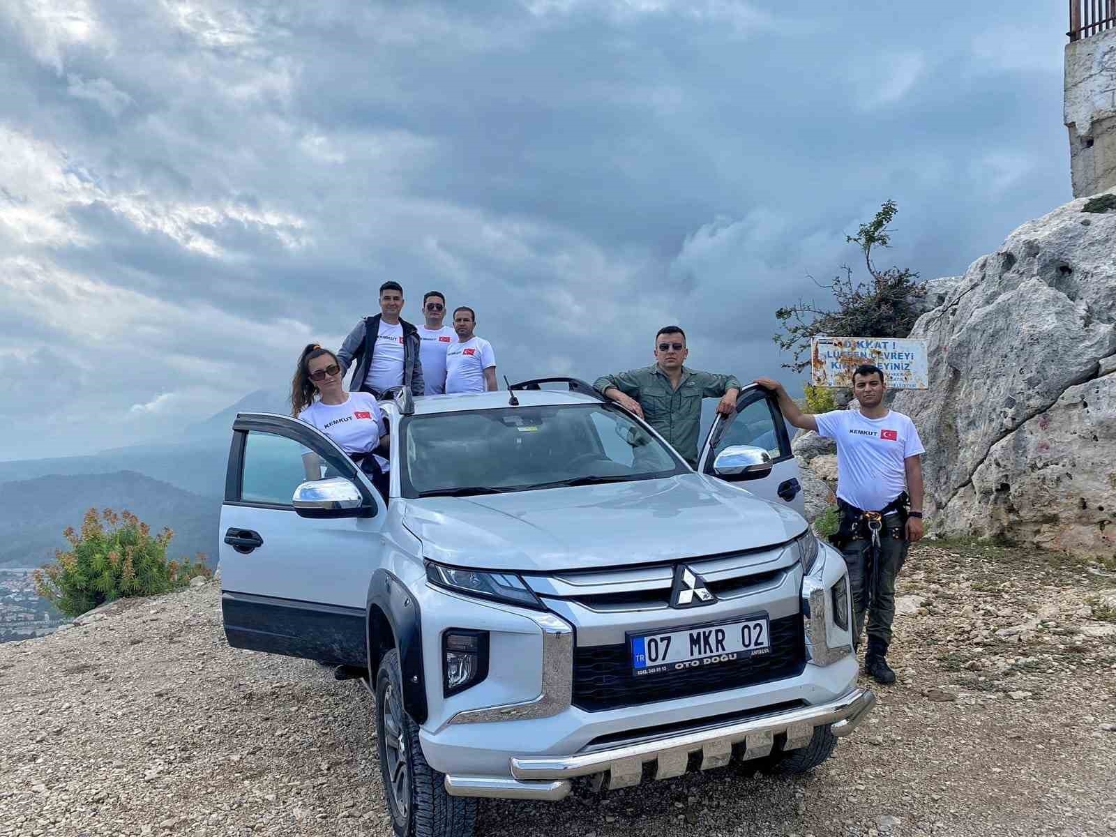 Antalya'da 100 metrelik uçurumda Türk bayrağı astılar