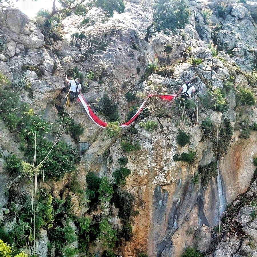 Antalya'da 100 metrelik uçurumda Türk bayrağı astılar