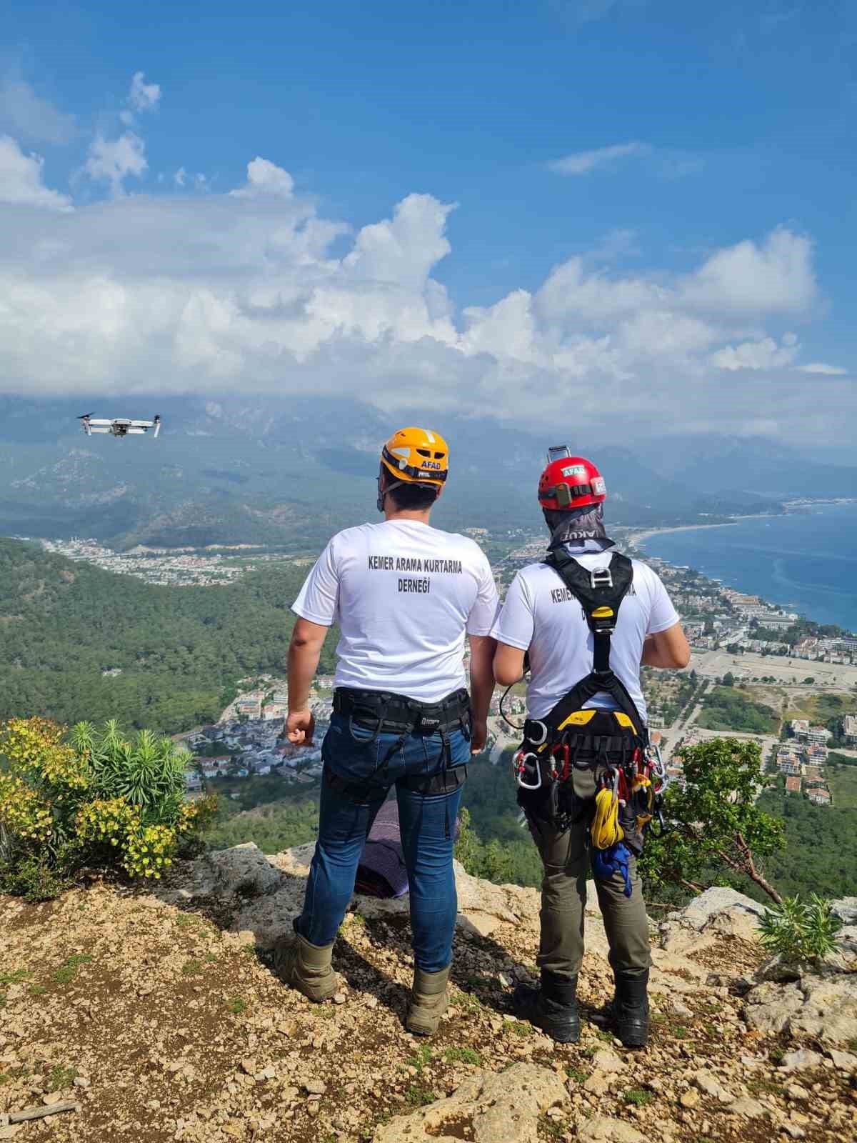 Antalya'da 100 metrelik uçurumda Türk bayrağı astılar
