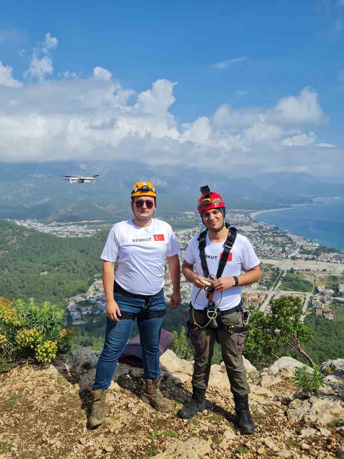 Antalya'da 100 metrelik uçurumda Türk bayrağı astılar