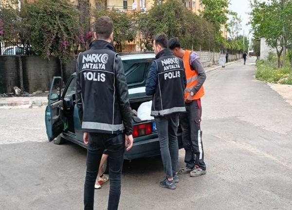 Antalya'da 5 kilo 272 gram esrar, 19 bin 881 adet ecstasy hap ele geçirildi