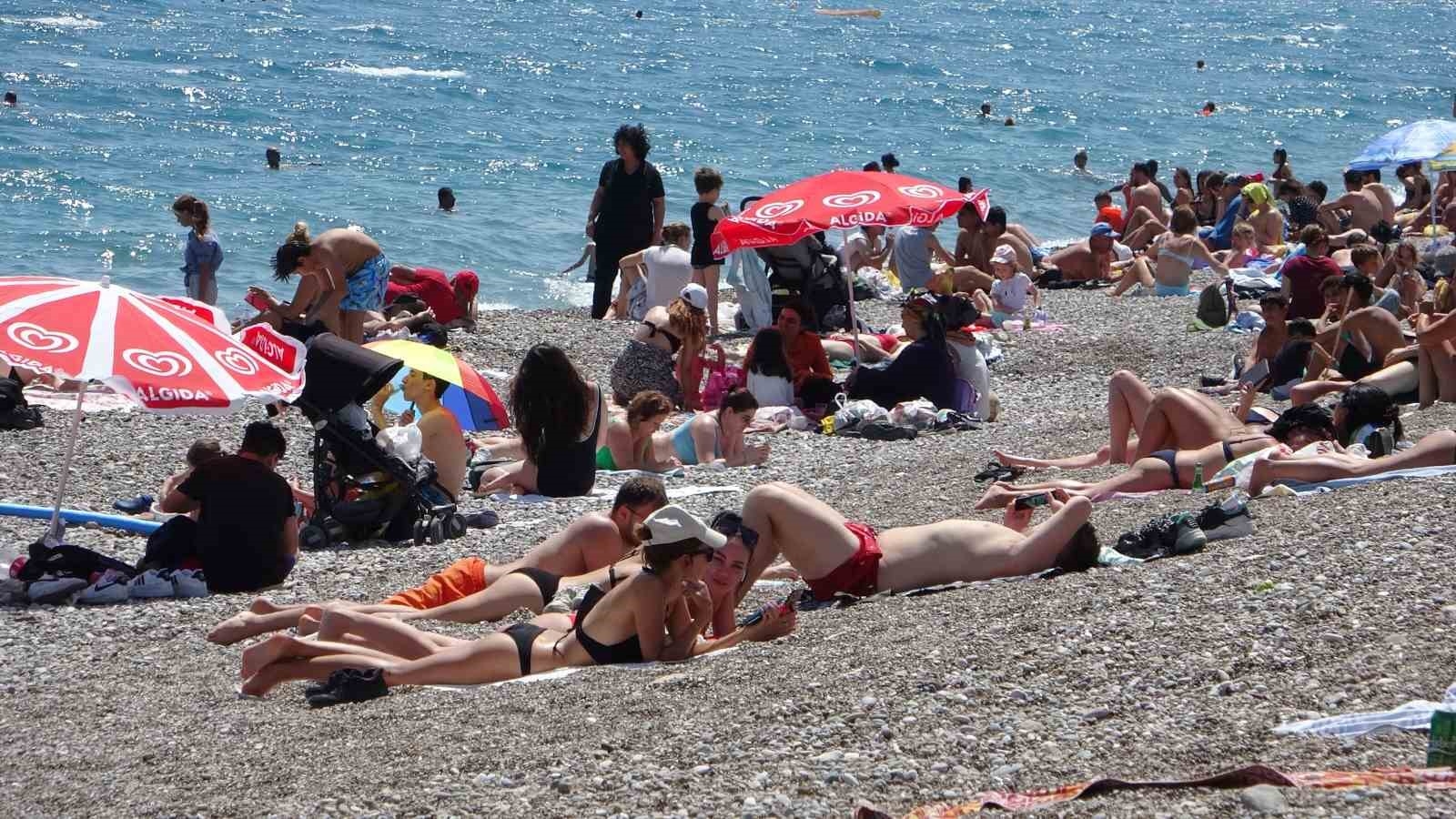 Antalya'da aynı anda hem karla mücadele hem deniz keyfi