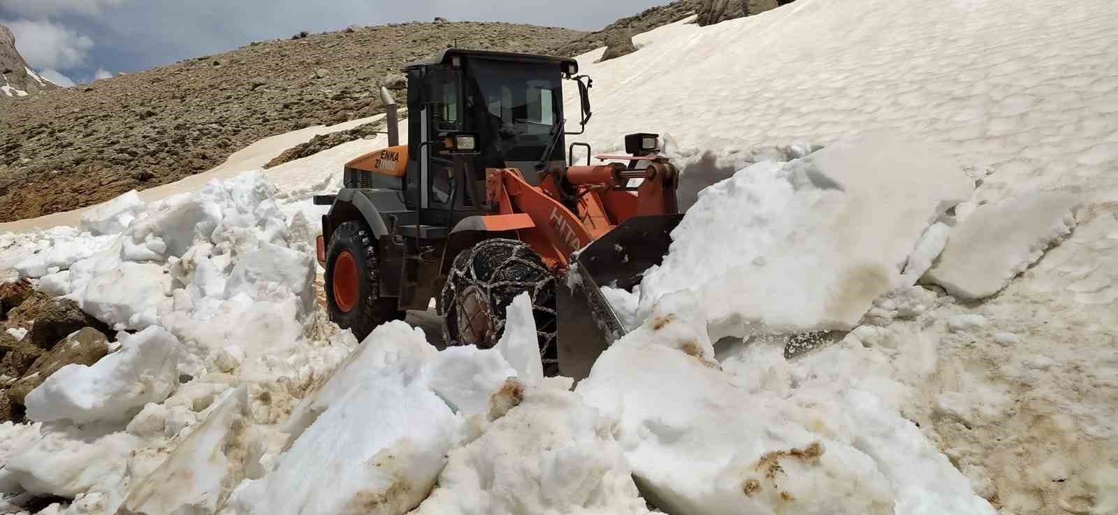 Antalya'da aynı anda hem karla mücadele hem deniz keyfi