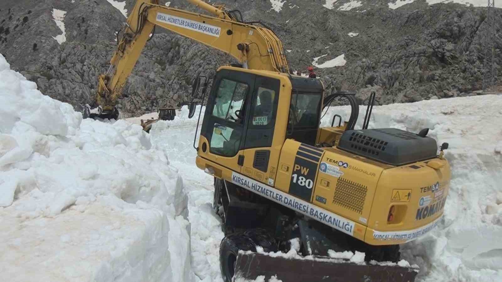 Antalya'da aynı anda hem karla mücadele hem deniz keyfi