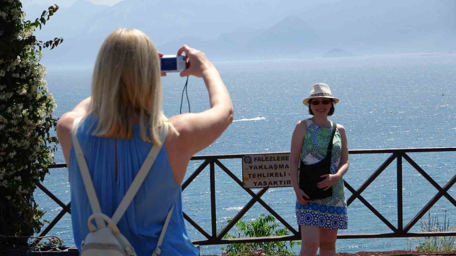 Antalya'da aynı anda hem karla mücadele hem deniz keyfi