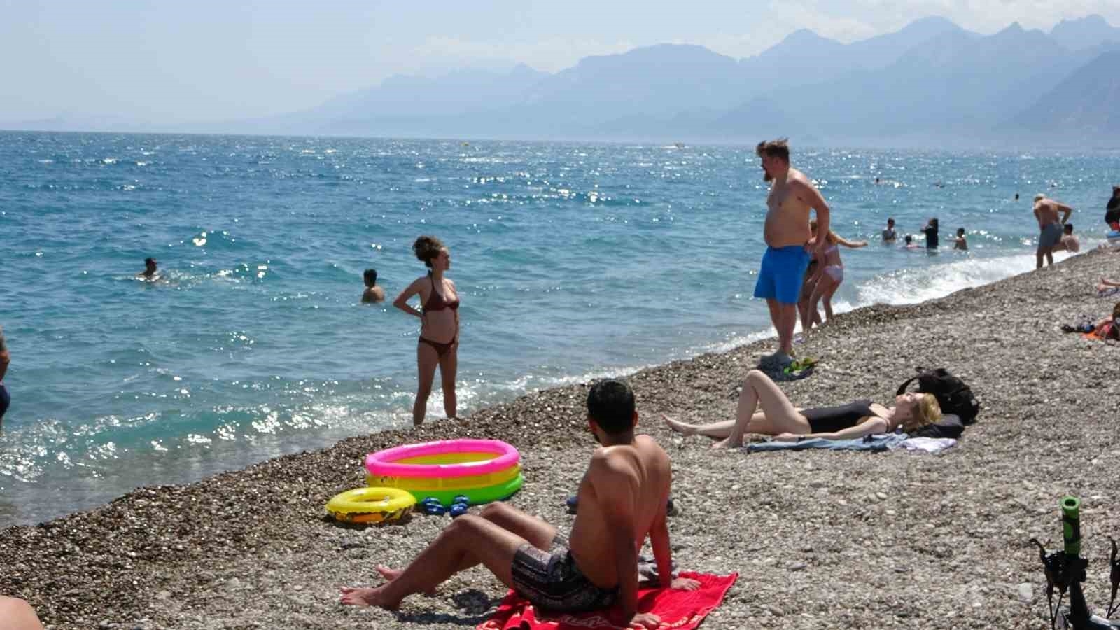 Antalya'da aynı anda hem karla mücadele hem deniz keyfi