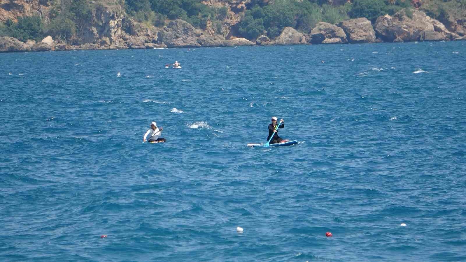 Antalya'da aynı anda hem karla mücadele hem deniz keyfi