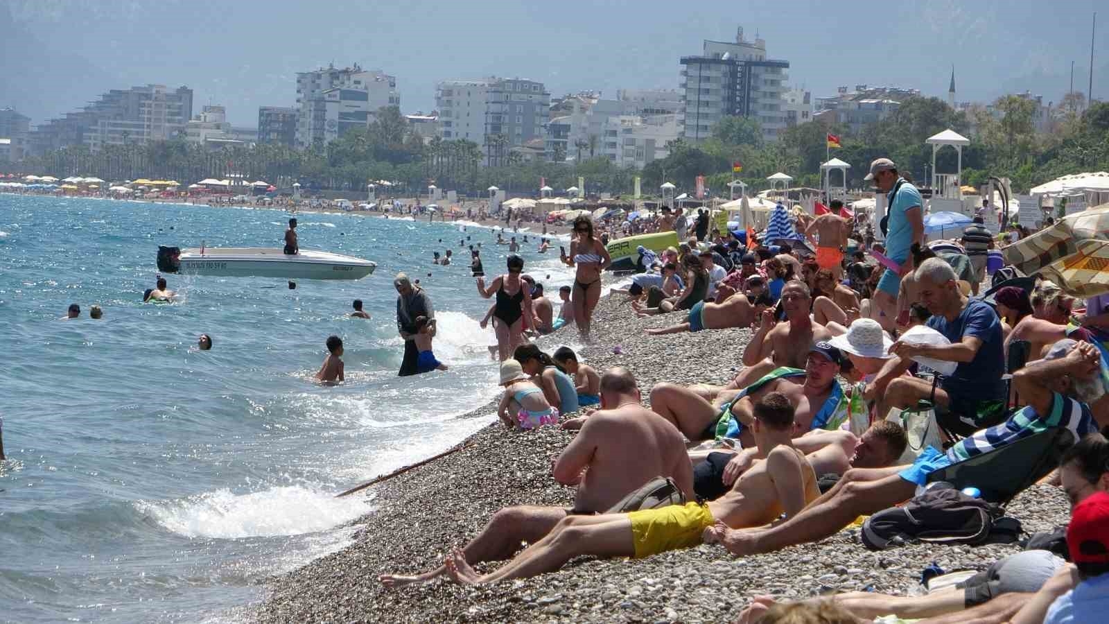 Antalya'da aynı anda hem karla mücadele hem deniz keyfi