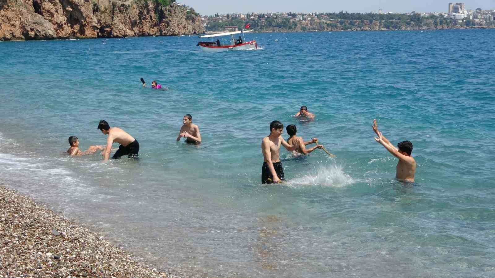 Antalya'da aynı anda hem karla mücadele hem deniz keyfi