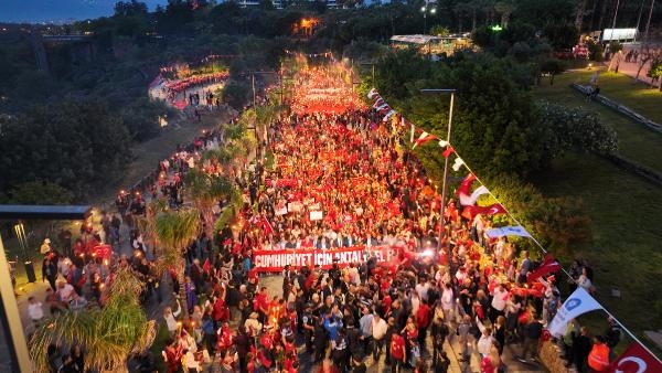 Antalya'da binlerce kişi fener alayıyla geceyi aydınlattı İşte harika görüntüler