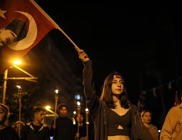 Antalya'da binlerce kişi fener alayıyla geceyi aydınlattı İşte harika görüntüler