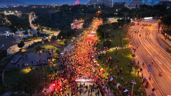 Antalya'da binlerce kişi fener alayıyla geceyi aydınlattı İşte harika görüntüler