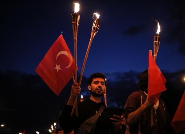 Antalya'da binlerce kişi fener alayıyla geceyi aydınlattı İşte harika görüntüler