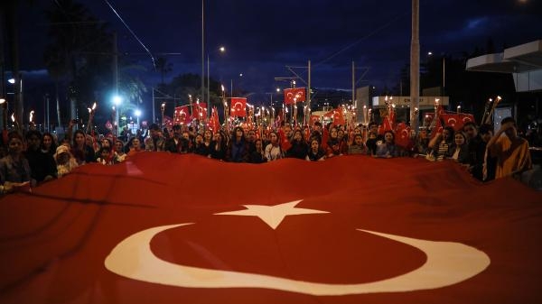 Antalya'da binlerce kişi fener alayıyla geceyi aydınlattı İşte harika görüntüler