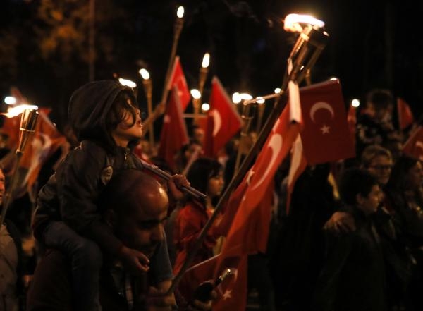 Antalya'da binlerce kişi fener alayıyla geceyi aydınlattı İşte harika görüntüler