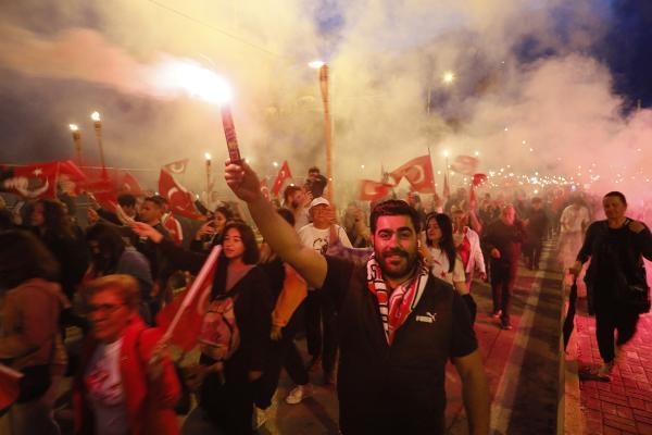 Antalya'da binlerce kişi fener alayıyla geceyi aydınlattı İşte harika görüntüler