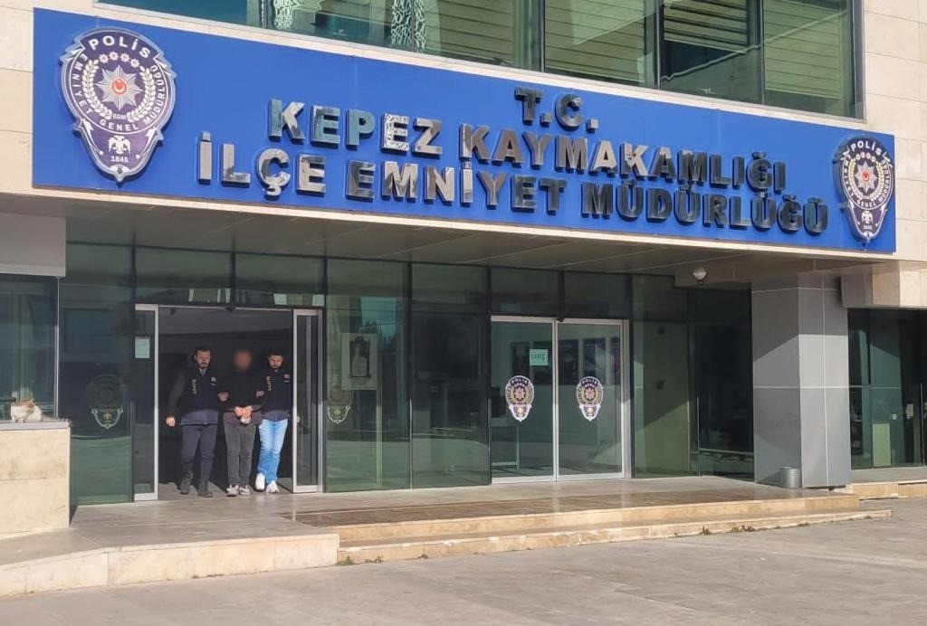 Antalya'da hapis cezası bulunan 2 firari yakalandı