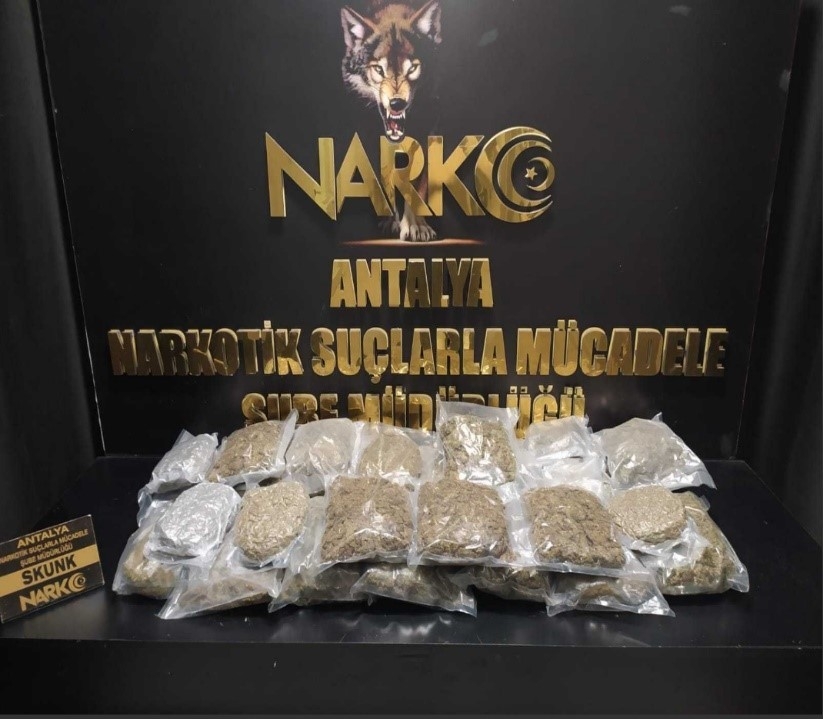 Antalya'da Nisan ayında 16 kilogram esrar, 19 kilogram skunk ele geçirildi