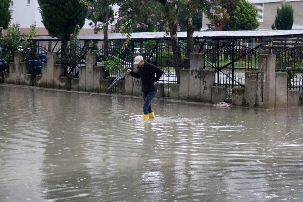Antalya'da sağanak; rögar kapağı üstündeki asfalt kalktı